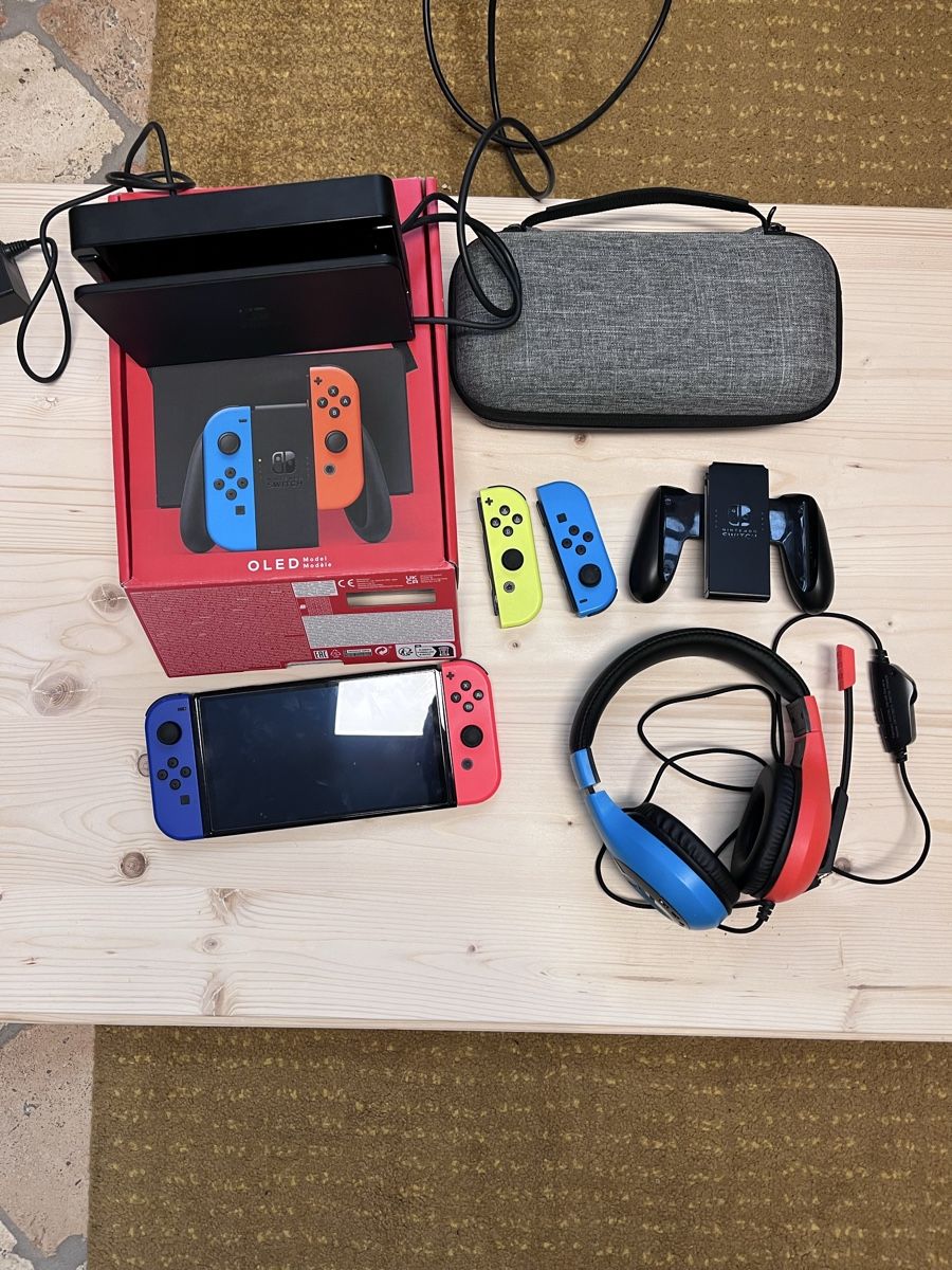 Nintendo Consoles: Nintendo Switch Oled mit 5 Spielen und 4 Controllern – D'occasion à Baden par Schlagwein 5