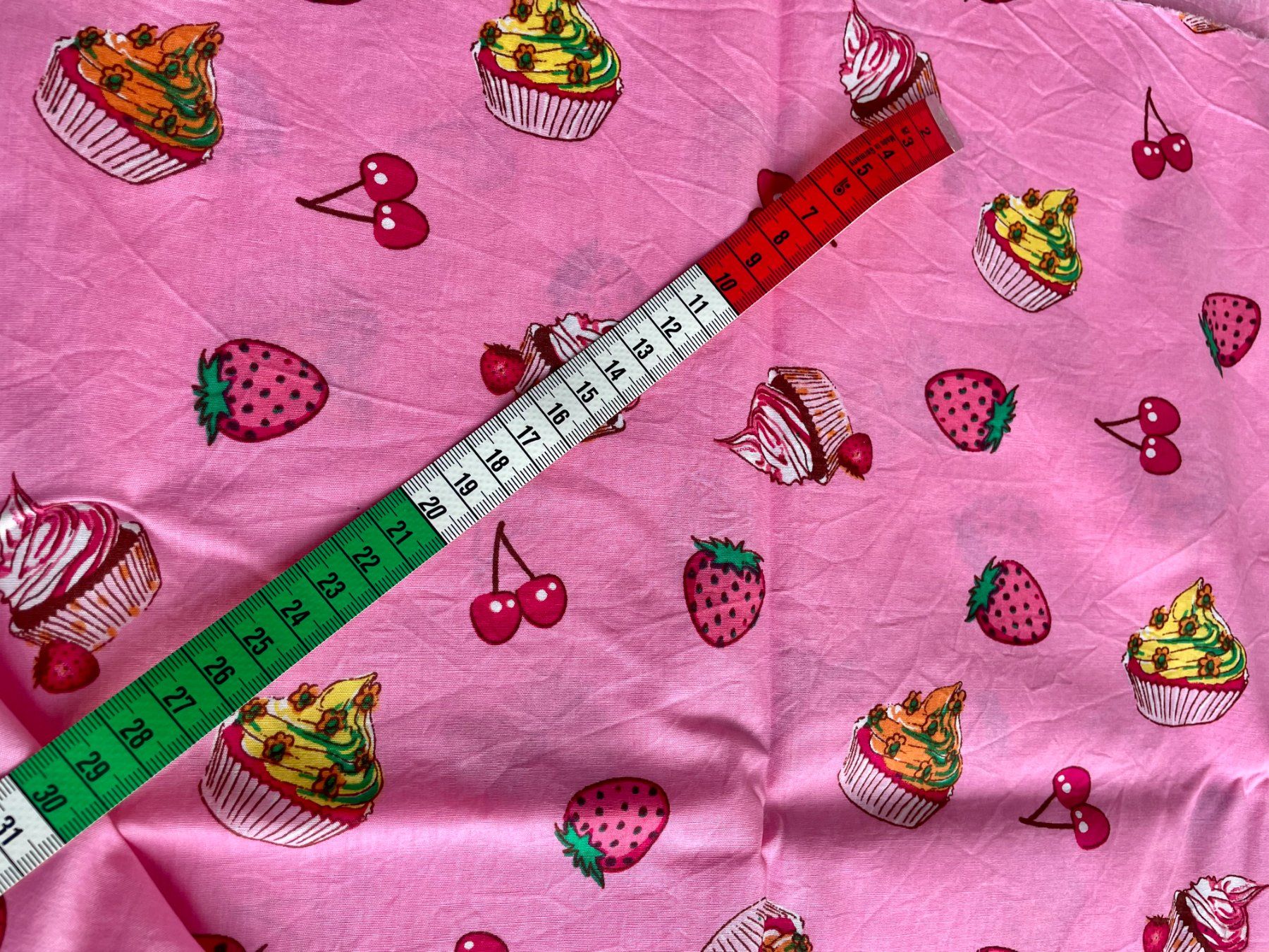 Stoffe: pinker Baumwollstoff mit Cupcakes, Kirschen + Erdbeere, 1.6m – Neu (gemäss Beschreibung) aus Neuendorf von Knopfi 2
