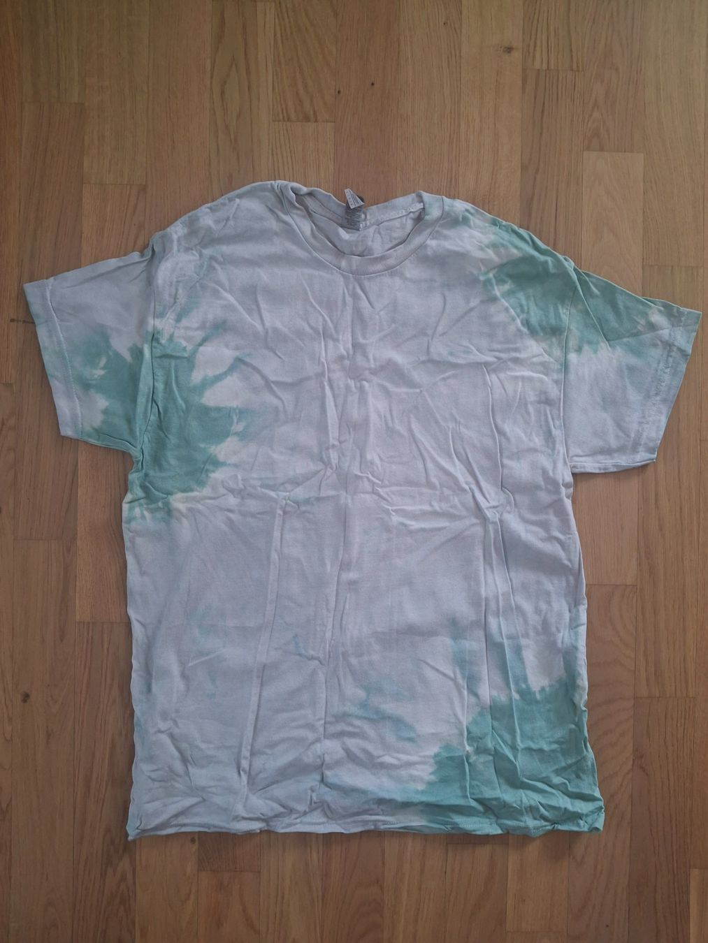 T-shirt: Batik T-Shirt – Usato da Luzern venduto da gab_726g