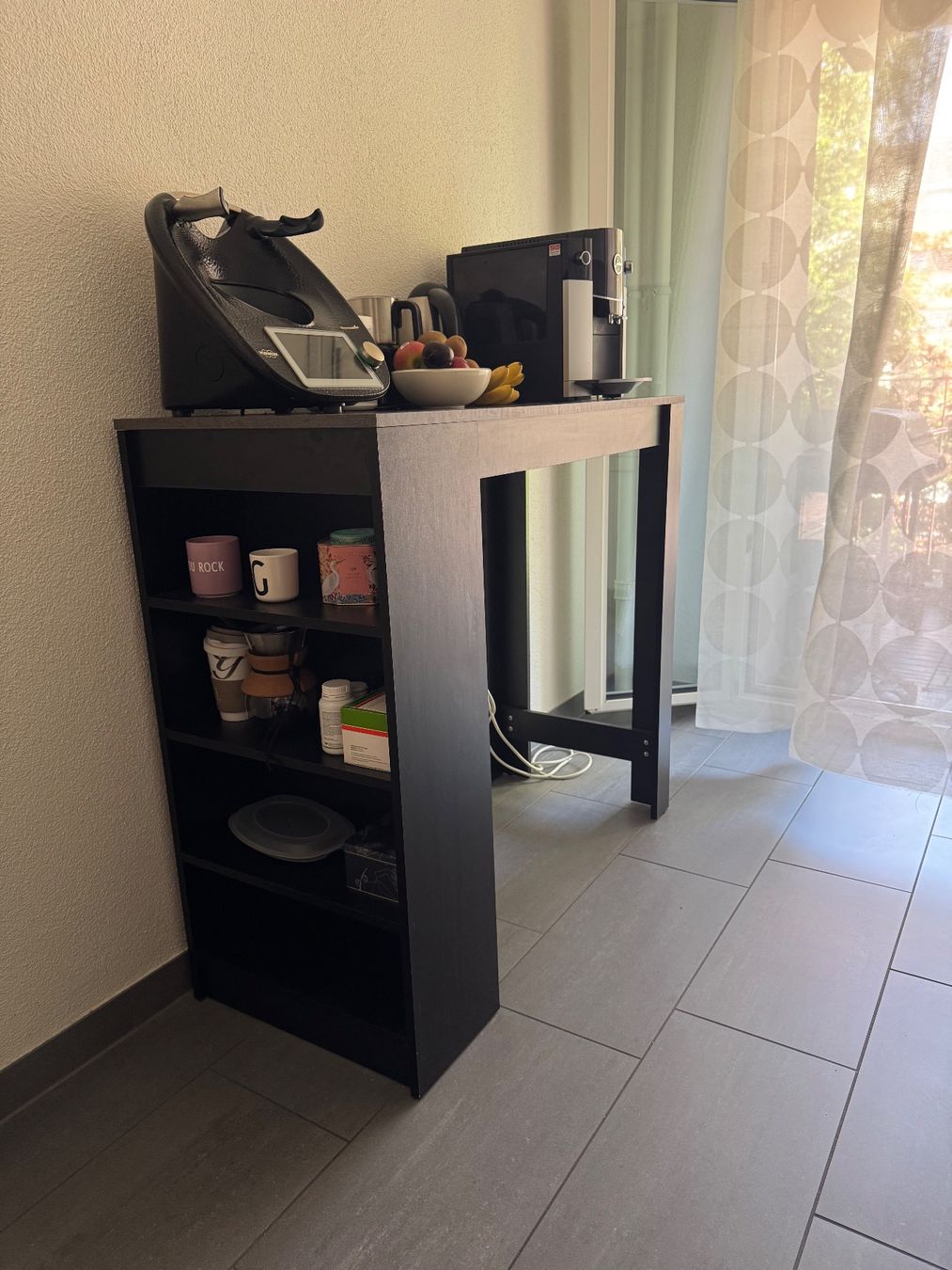 Ladenausstattungen & Messebau: Kompakter Bartisch in gutem Zustand – Gebraucht aus Luzern von pas_8cnc