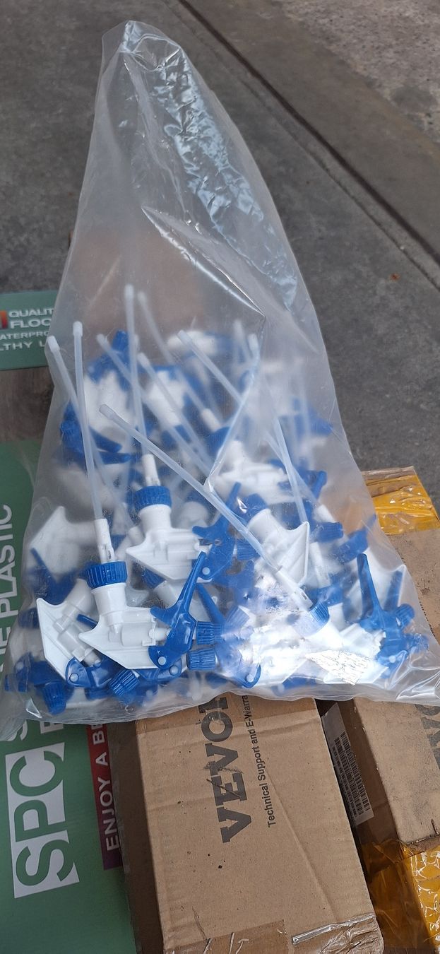 Behälter & Ähnliches: Sprühkopf Set Blau Weiss ca. 30stk – Neu und originalverpackt aus Kloten von WOODStudio
