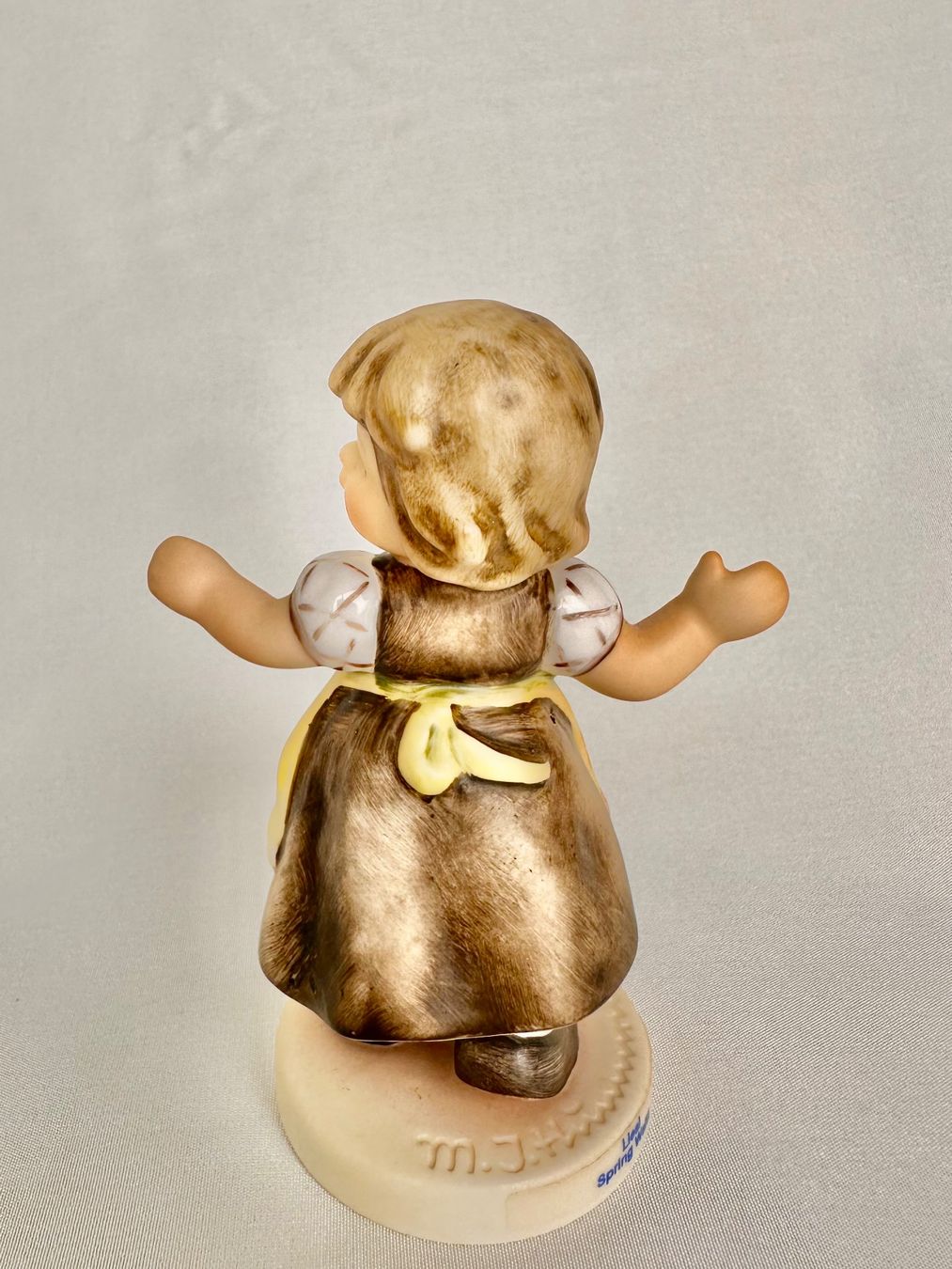 Hummel Statuette: Schöne Goebel Hummel Figur Mädchen "Liesl" – Usato da Steinen venduto da SputnikSweetheart 2