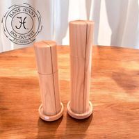Pfeffer und Salzmühle aus Eschenholz mit Dekostreifen.