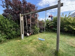 Doppelschaukel aus Kantholz