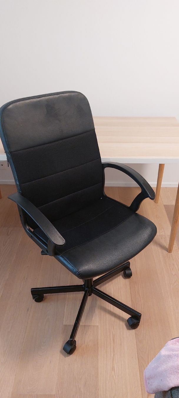 Ikea Stühle: Office chair black leather  – Gebraucht aus Zürich von bn7_vg8j