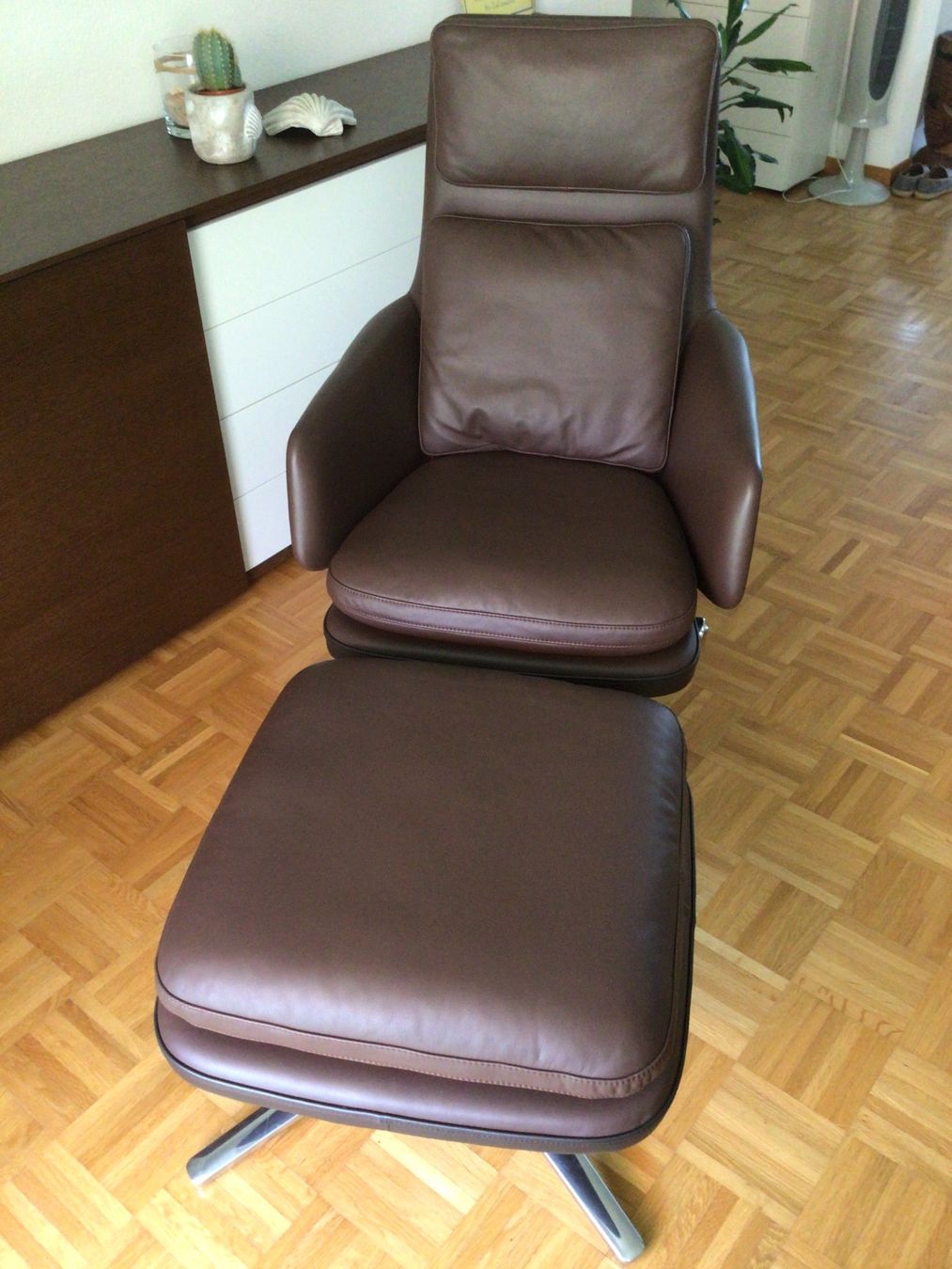 Vitra Poltrone: Vitra Grand Relax mit Ottoman – Nuovo (secondo la descrizione) da arth venduto da Tasalo