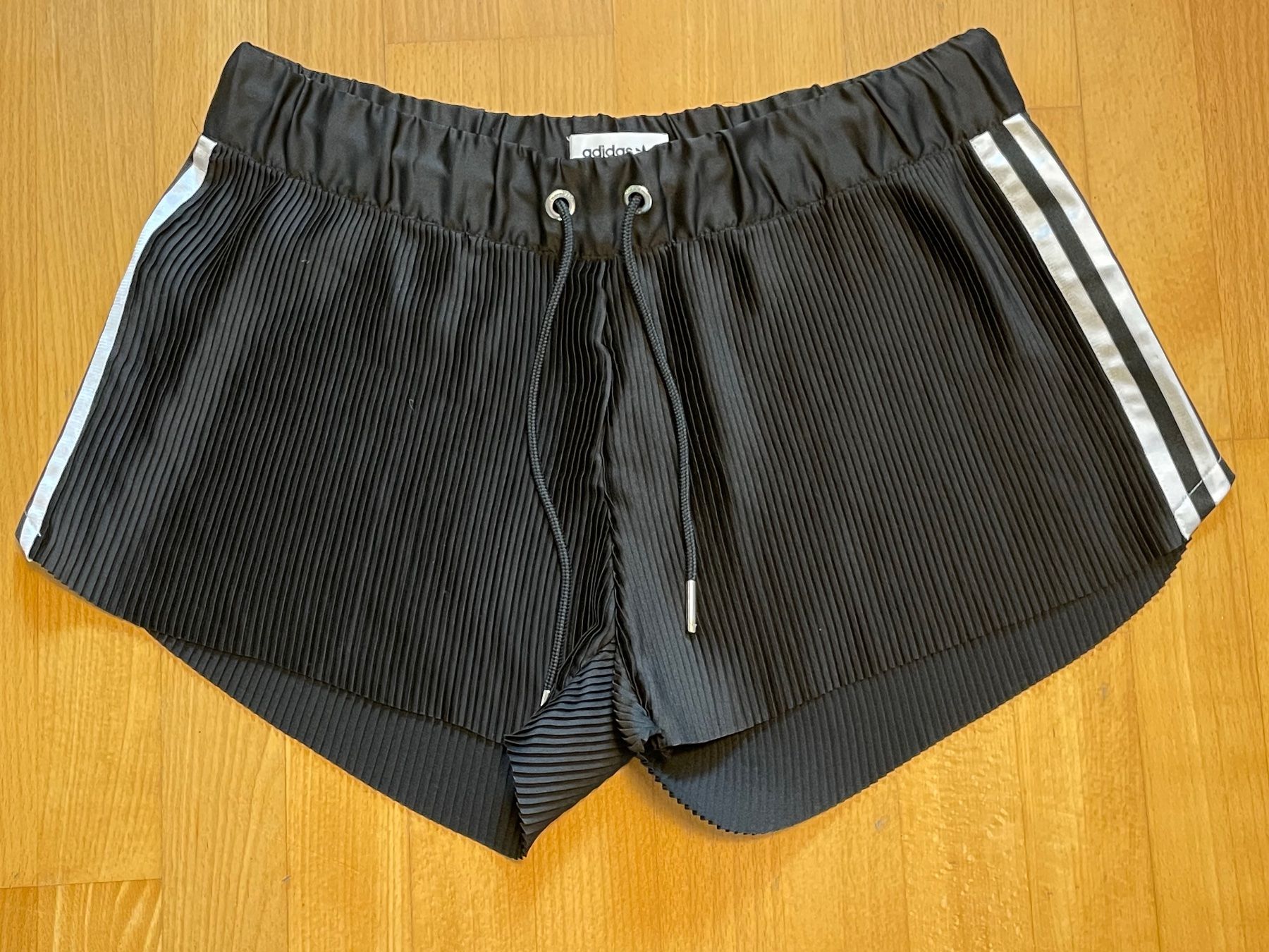 Adidas Pantaloni: 2017 Adidas Short Sz 42 – Usato da Zürich venduto da le_souk