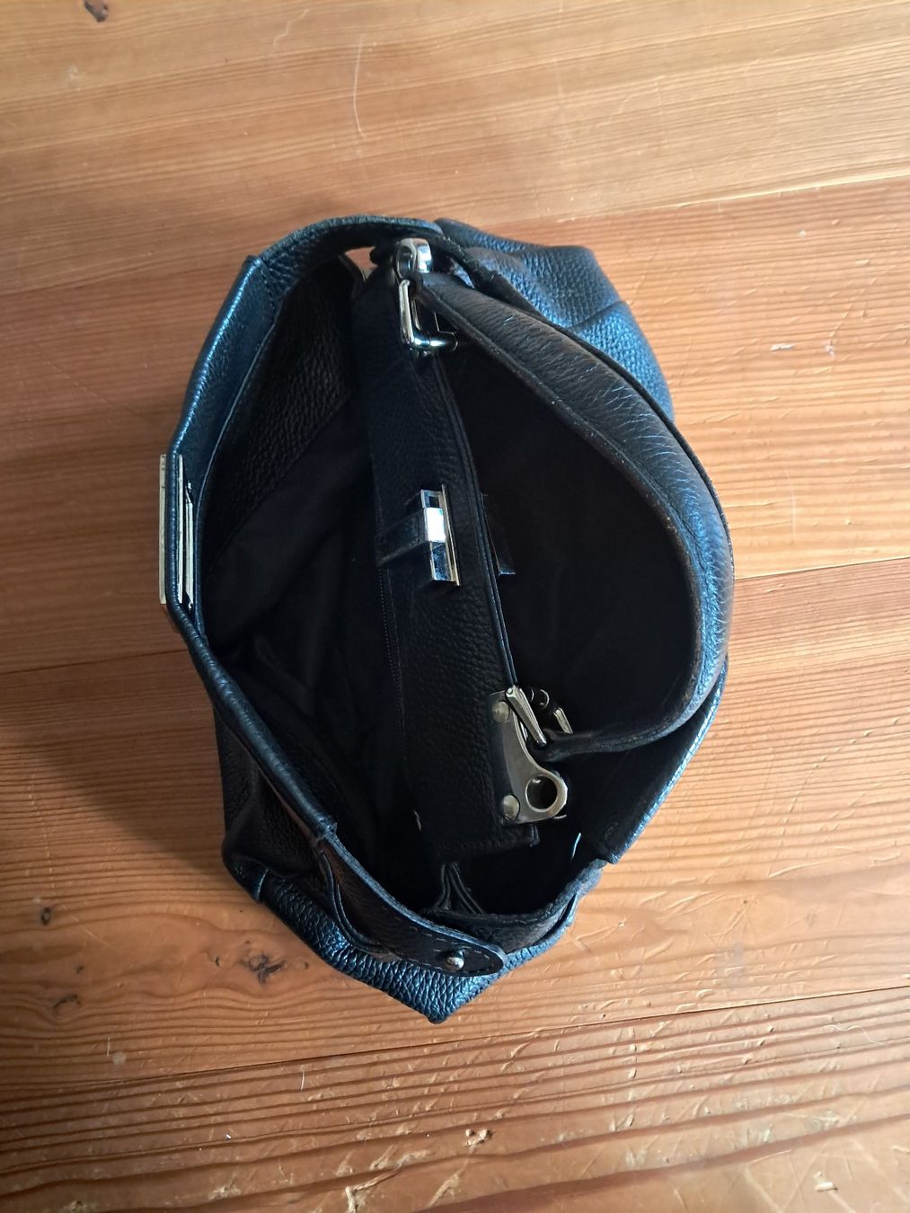 Sacs: Ledertasche . geräumig . schwarz . mit 2 Fächern . – D'occasion à Leuggelbach par schmetterlings-fee 2