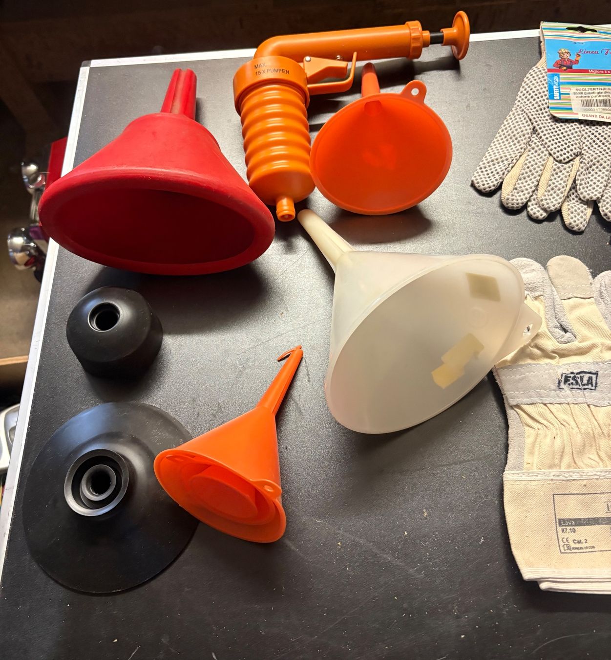 Guanti & manicotti: Diverse Handschuhe und Trichter Konvolut – Usato da Frick venduto da Rukki 2
