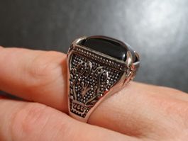 Ring mit schwarzem Stein, 17g, size 9 (59)