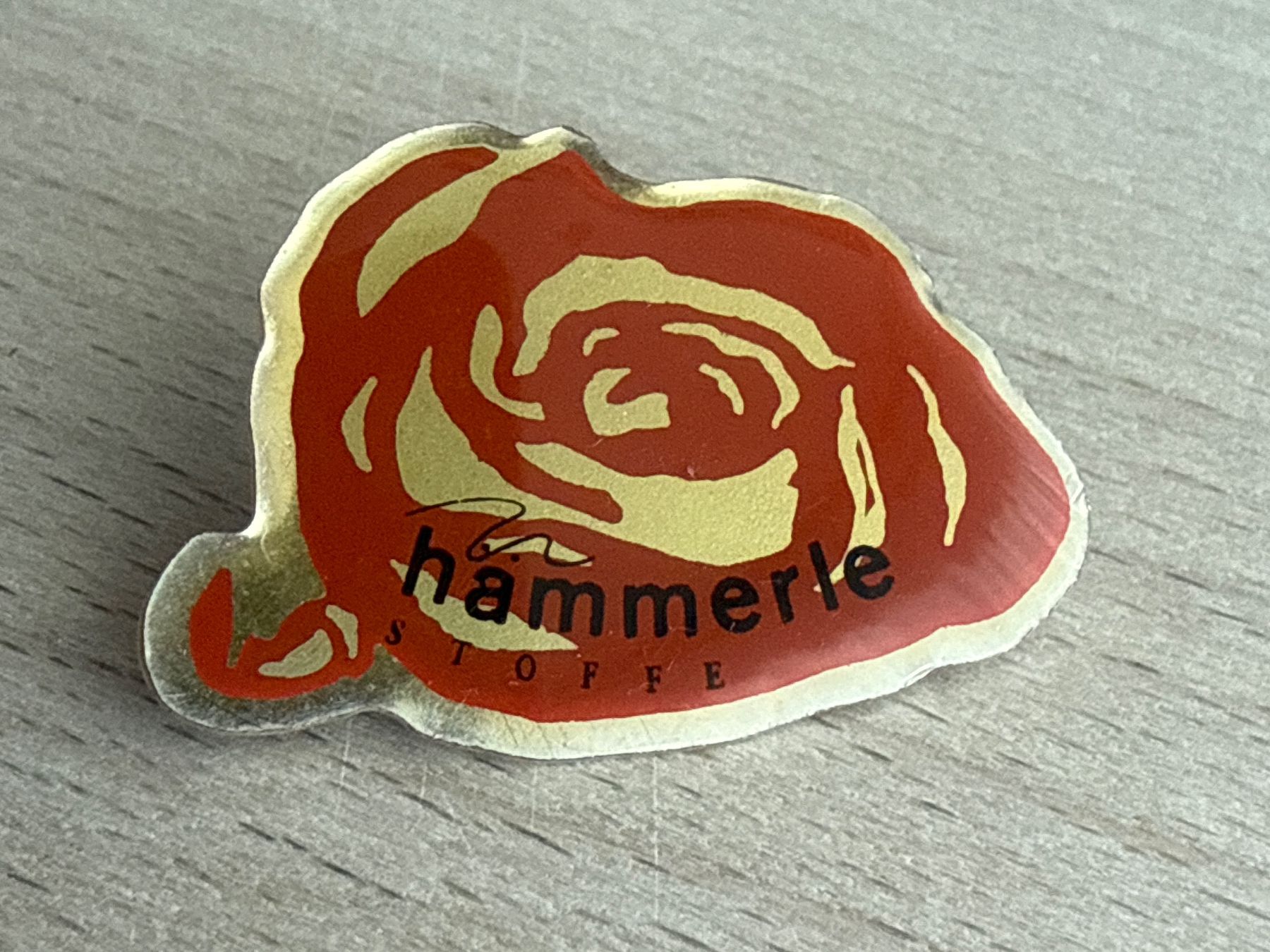 Placchette & Badge: Pin Hämmerle Stoffe – Usato da Glattbrugg venduto da Schweigmatt