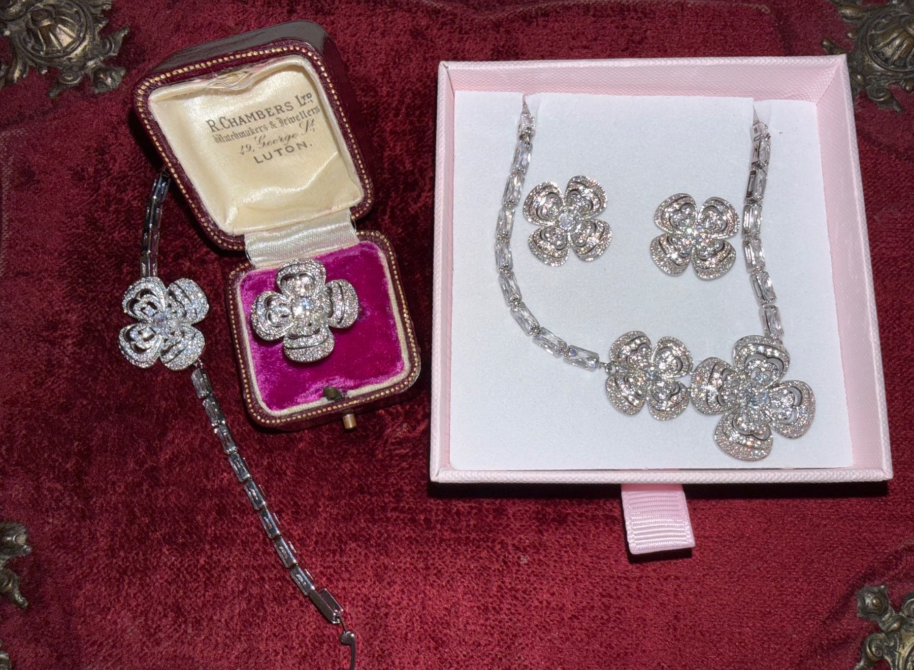 Altri gioielli: Ensemble de bijoux trèfle à quatre feuilles – Nuovo e nell'imballaggio originale da St-Maurice venduto da Sandrinette123