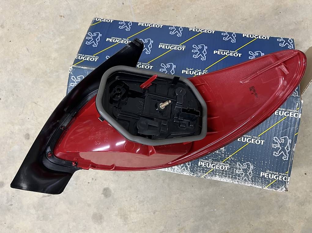 Peugeot Alle Autoersatzteile: Peugeot 206 Rückleuchte links – Gebraucht aus Gontenschwil von lot_qxr9 2