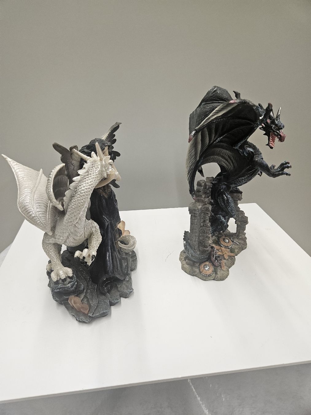 Statuette: Fee mit Drachen u d Drache mit Ruine  – Usato da Dielsdorf venduto da Kenan997 1