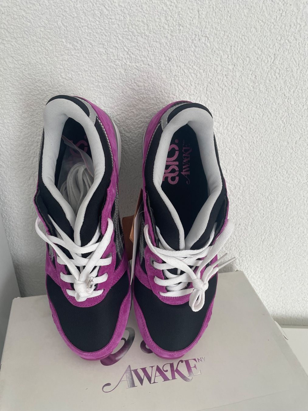 Asics Damenschuhe: Asics Awake Turnschuhe NEU Grösse 42 – Gebraucht aus Dällikon von buyandbehappy 2