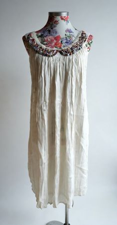 🤍 Kleid mit Schmuckkragen, Grösse XL, top!