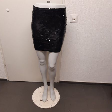 Schwarzer Pailletten Minirock, Grösse M, Top Zustand!