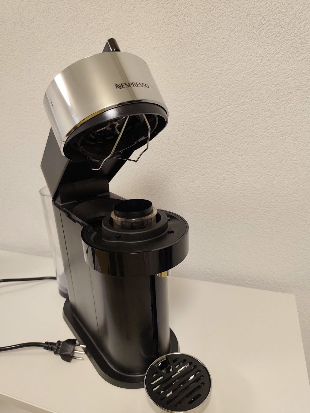 Nespresso Macchine per caffè & Macchine per espresso: Nespresso Vertuo Next Coffee Machine, Great Condition. – Usato da Bolligen venduto da brown_bear 2