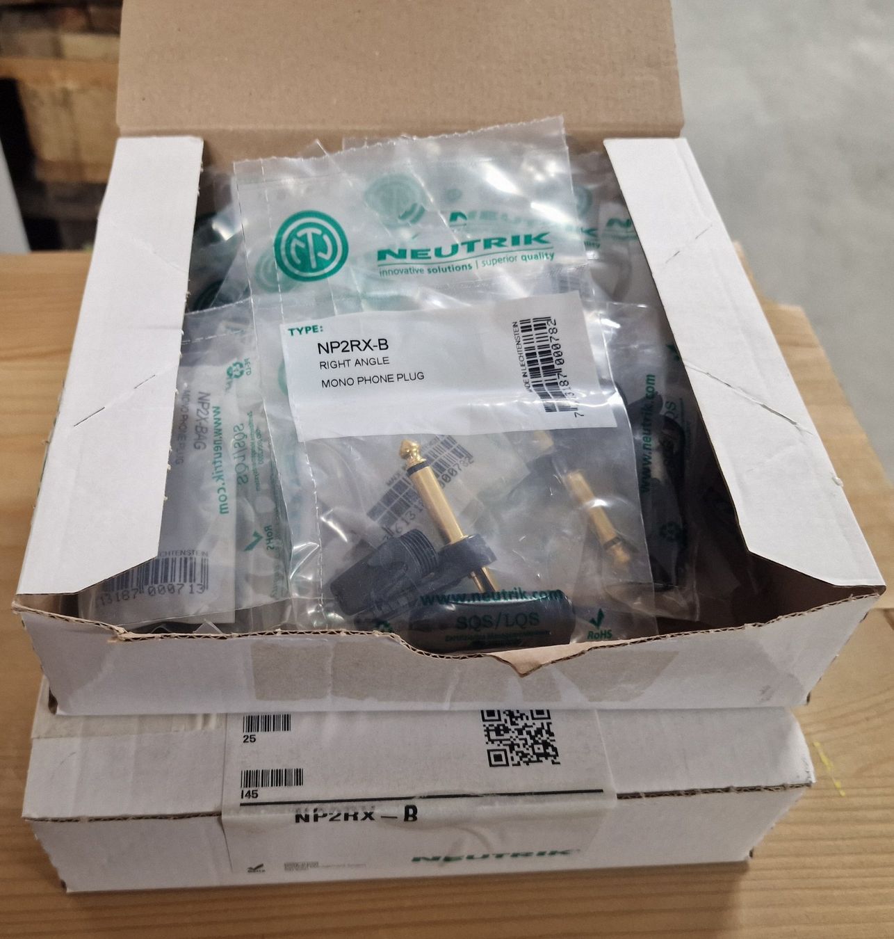 Neutrik Laufwerke & Adapter: Neutrik Cable Plug Right Angle Jack Male Gold - 43pcs – Neu und originalverpackt aus Zofingen von Rodeln