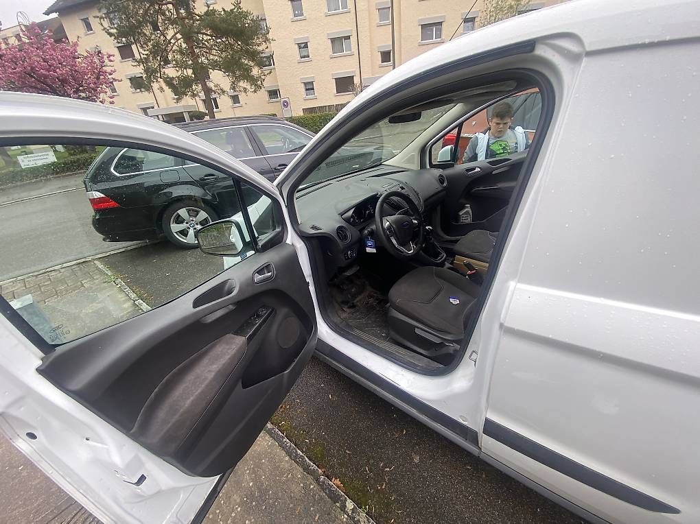 Veicoli commerciali: Ford Transit Courier 2015 1.0 Liter   mit Klima  – Usato da Winterthur venduto da Sinoregi 5