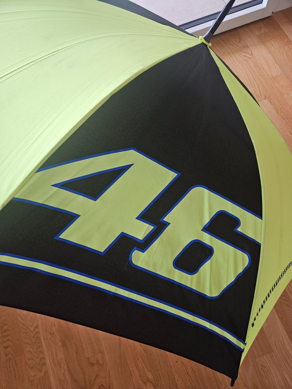 Ombrelli: Parapluie Valentino Rossi VR46 – Nuovo (secondo la descrizione) da Morges venduto da Mlle_Croft_91 1