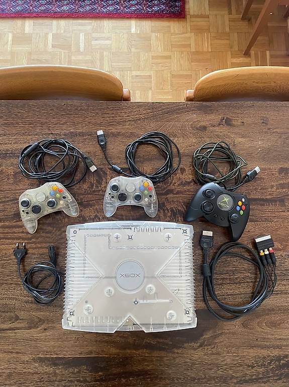 Microsoft Consoles: Xbox classic crystal mit 3 controller – D'occasion à Zürich par aur_7f9w
