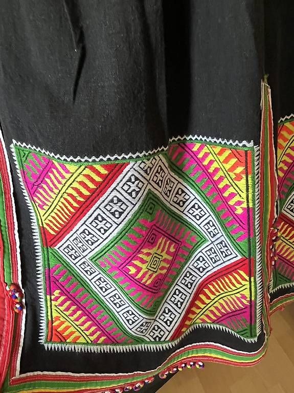 Robes: Robe Thaïlandaise – D'occasion à Sion par Alvaten 2