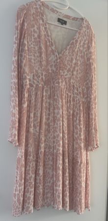 Boho Ibiza Kleid in zartrosa mit Leomuster