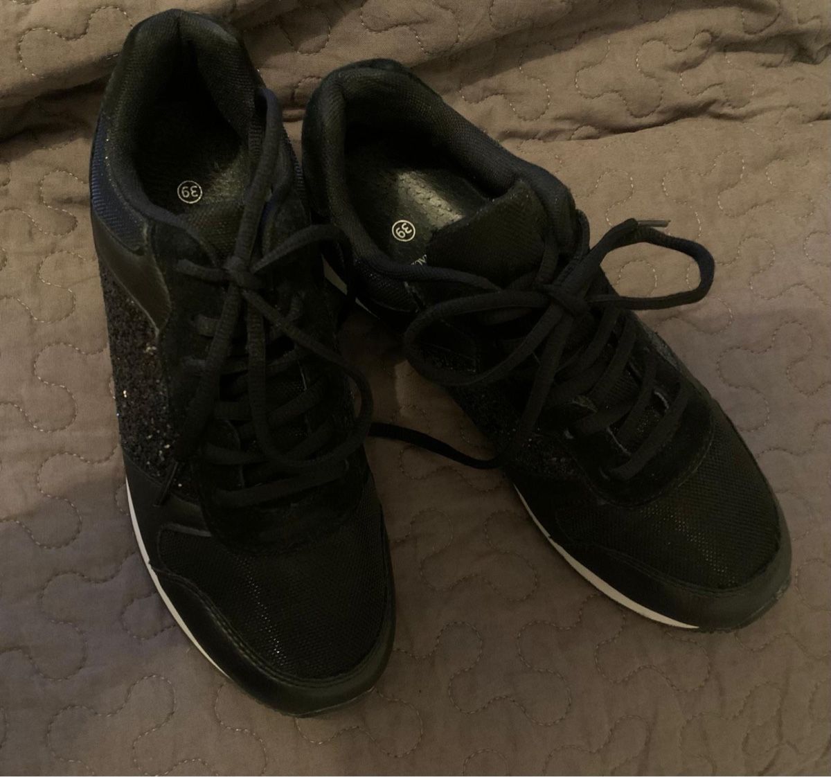 Damenschuhe: Schwarze Damen Turnschuhe, Grösse 39, Glitzer – Gebraucht aus Rikon im Tösstal von Spellbinder 4