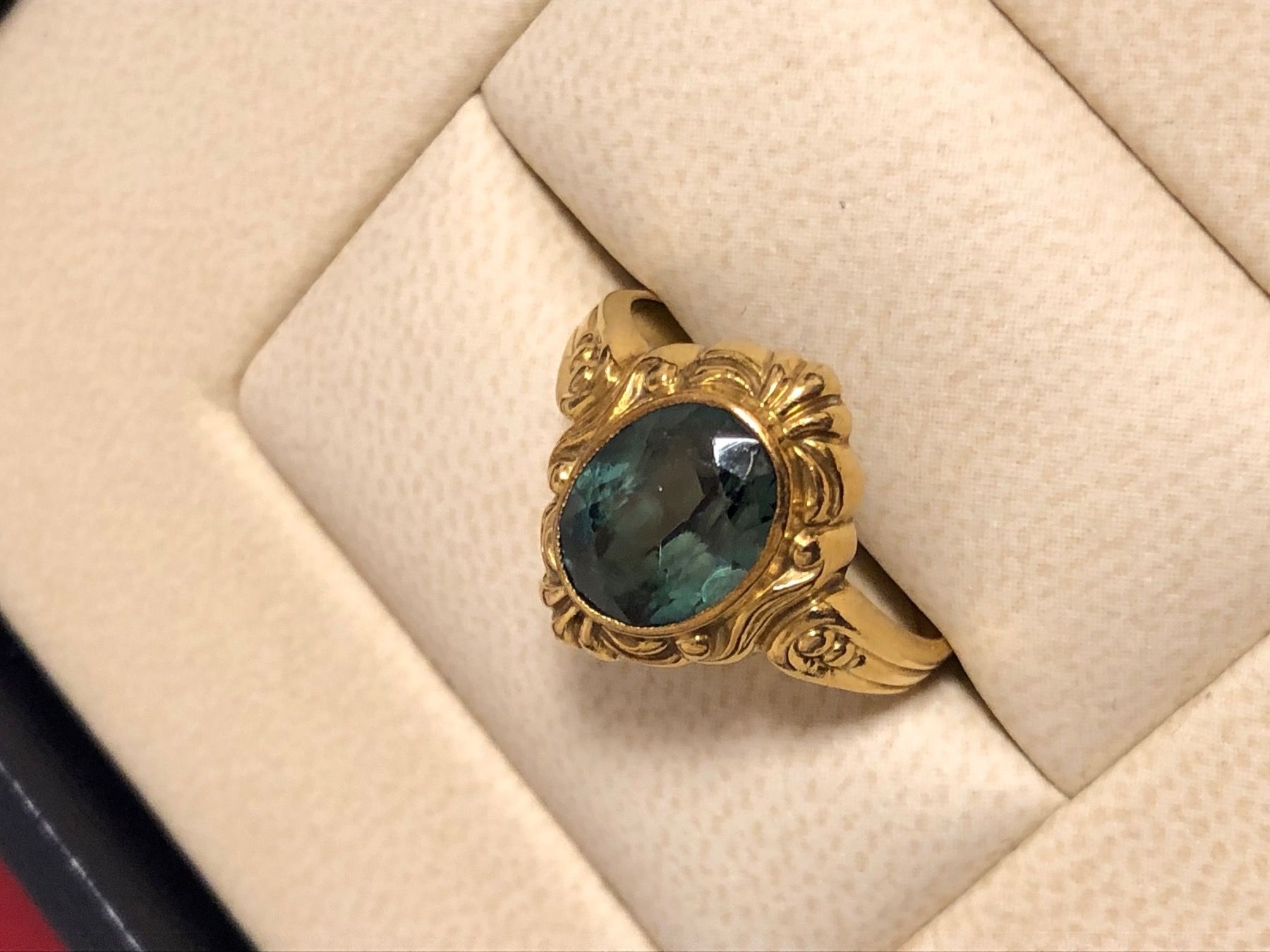 Ringe: Goldring mit grünem Stein – Gebraucht aus Gümmenen von  1