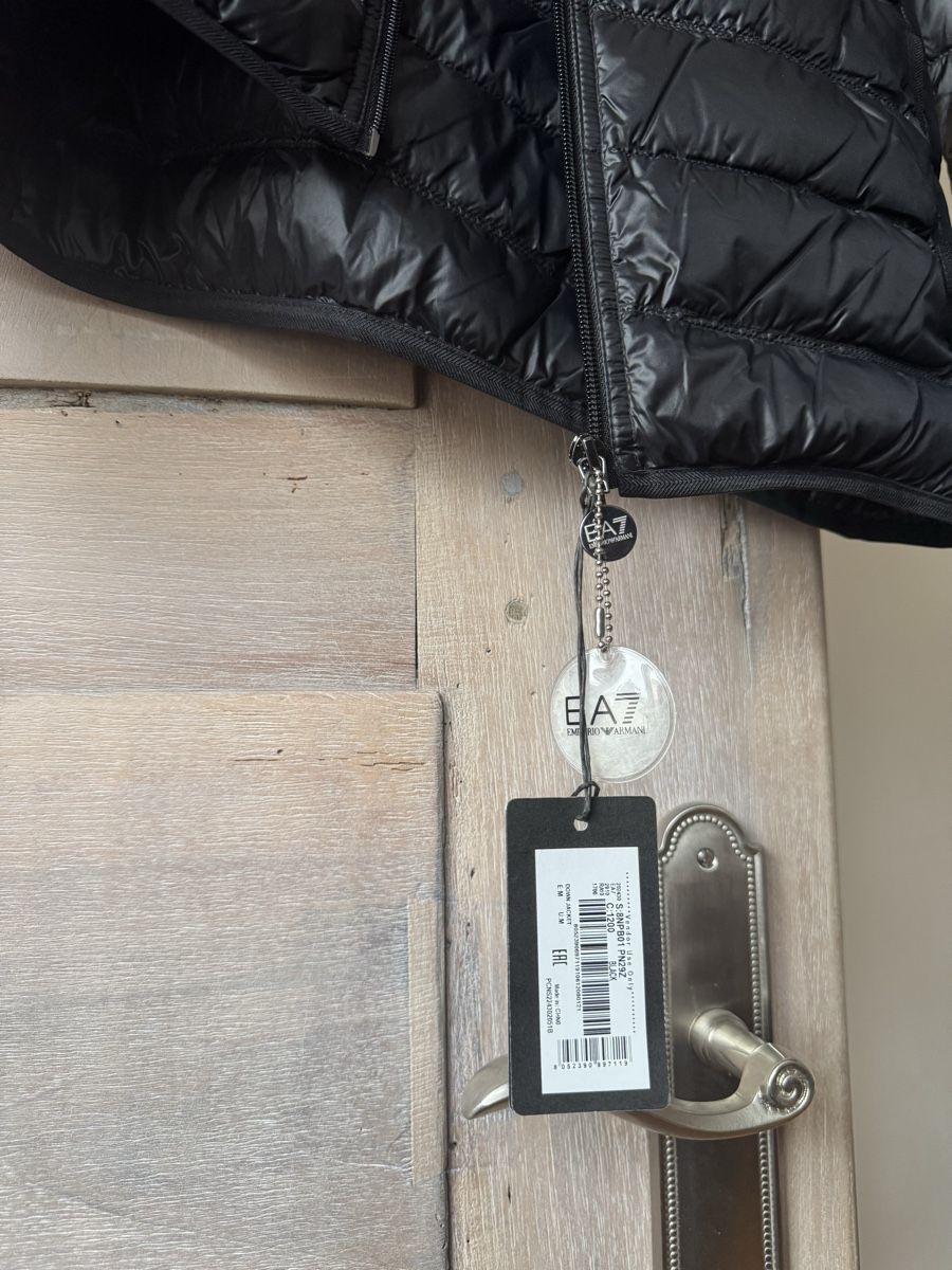 Armani Giacche: Doudoune EA7 Emporio Armani noire, taille M, impeccable – Usato da Morges venduto da Alexys23 2