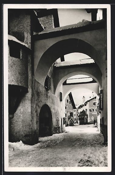 Cartoline postali: AK Zuoz, Strassenpartie mit Torbögen – Usato da Berlin venduto da bartko-reher