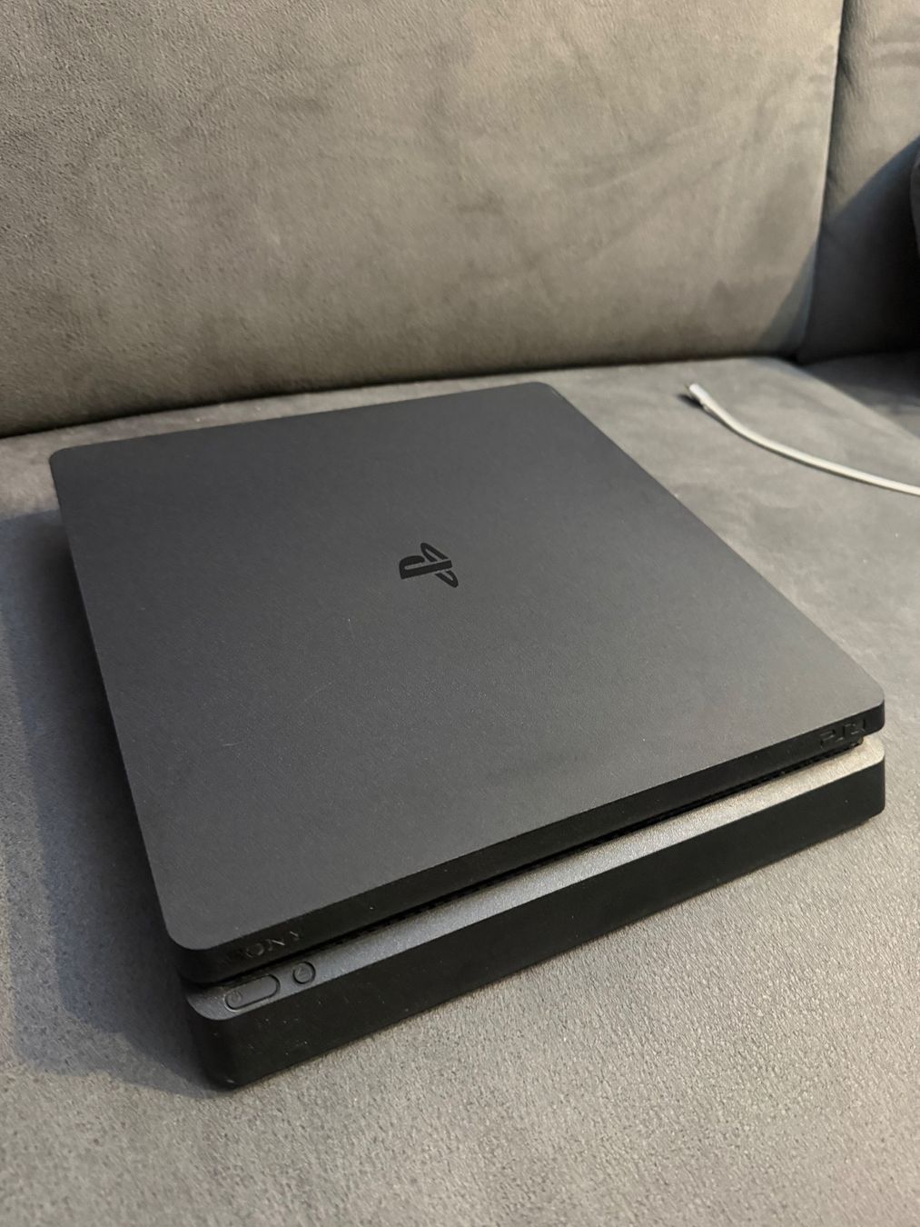 Sony Console: Ps4 + 2 Controller – Usato da Rüfenacht BE venduto da can_q8tl