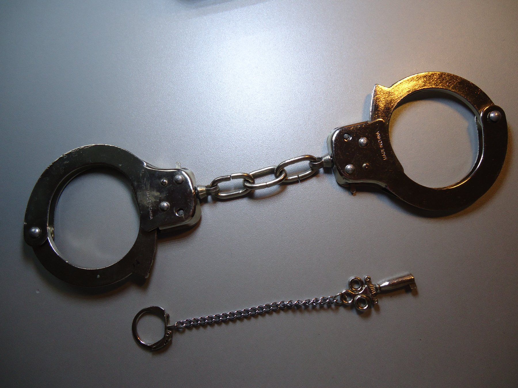 Sonstiges für Firmenanlässe & Parties: Handschellen, Metall massiv mit Schlüssel – Neu (gemäss Beschreibung) aus Hinterkappelen von Roku5 4