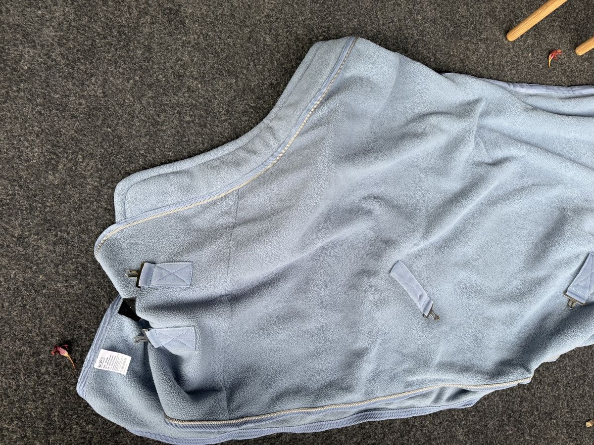 Couvertures: Pferdedecke hellblau Fleece  – D'occasion à basel par kevinbasel92 3