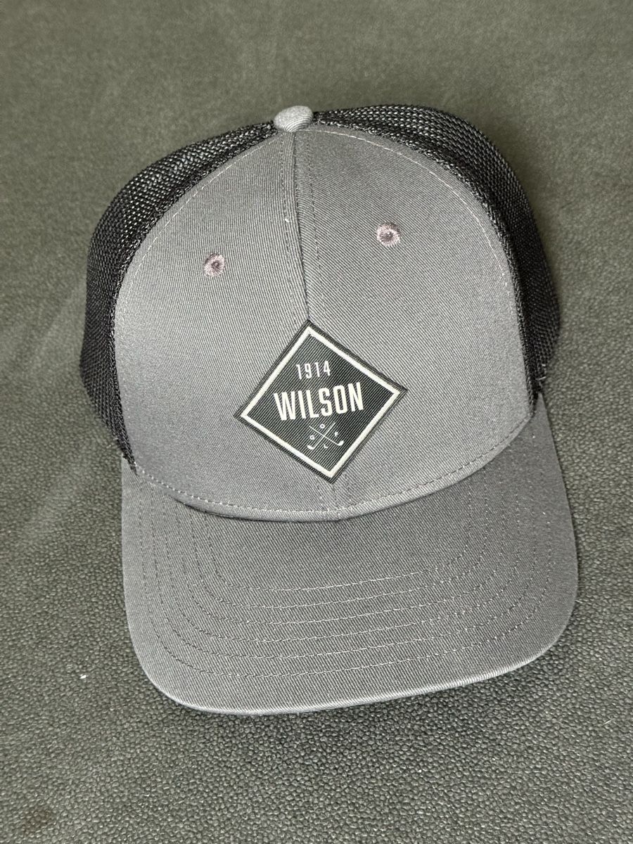 Copricapi, berretti & cappellini: Never used Wilson golf trucker-style cap – Nuovo e nell'imballaggio originale da Horgen venduto da thesilverarrow