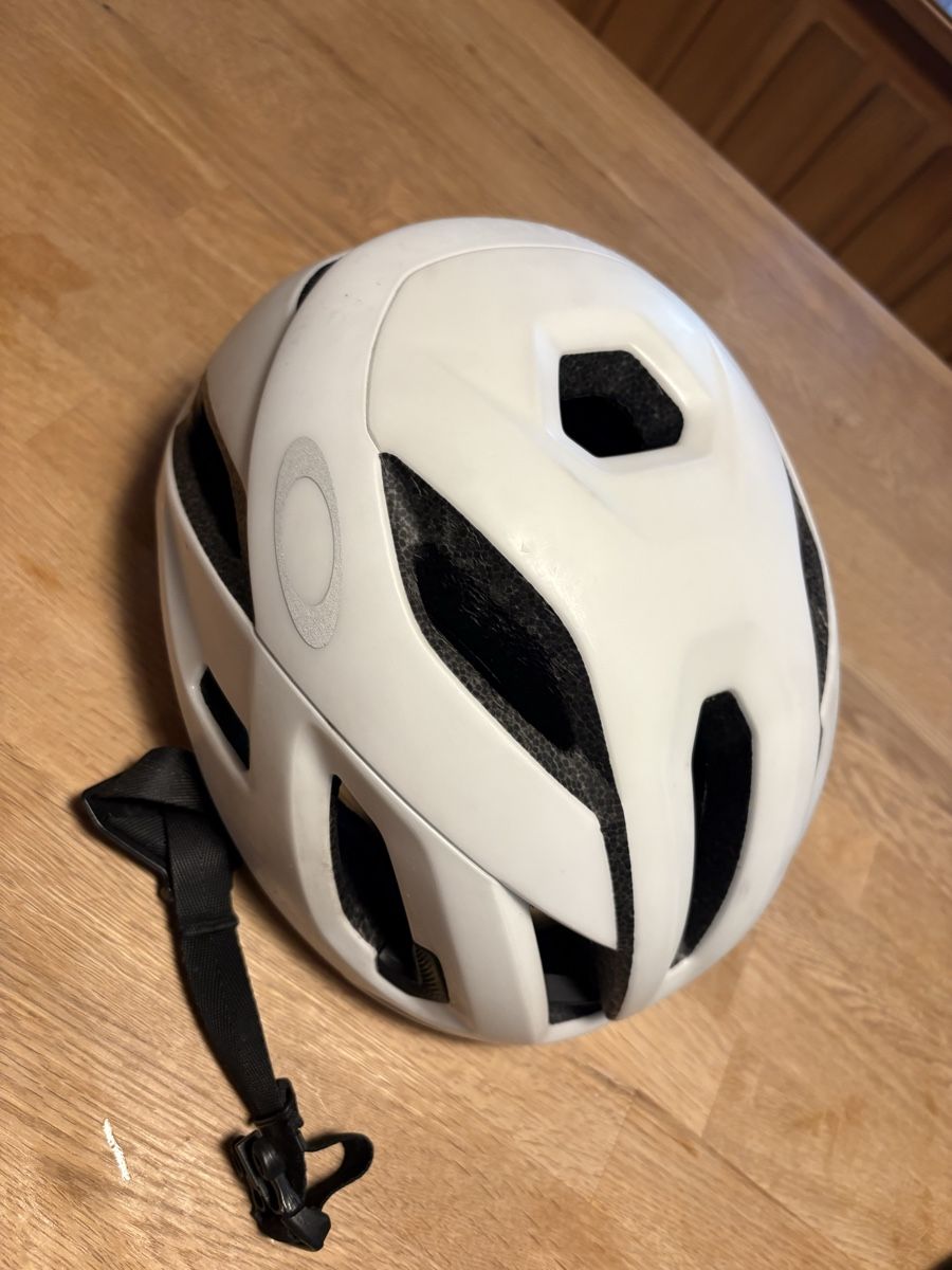 Oakley Caschi: Oakley Aero 5 - Grösse L – Usato da Bern venduto da sam_c78d 4