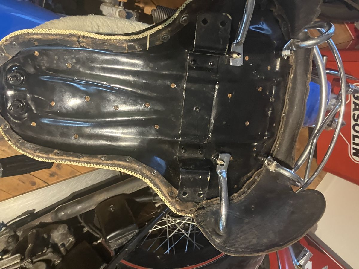 Harley-Davidson Tutti i ricambio per moto: Sattel Harley Knucklehead Panhead – Usato da langrickenbach venduto da Swissemanuel 2