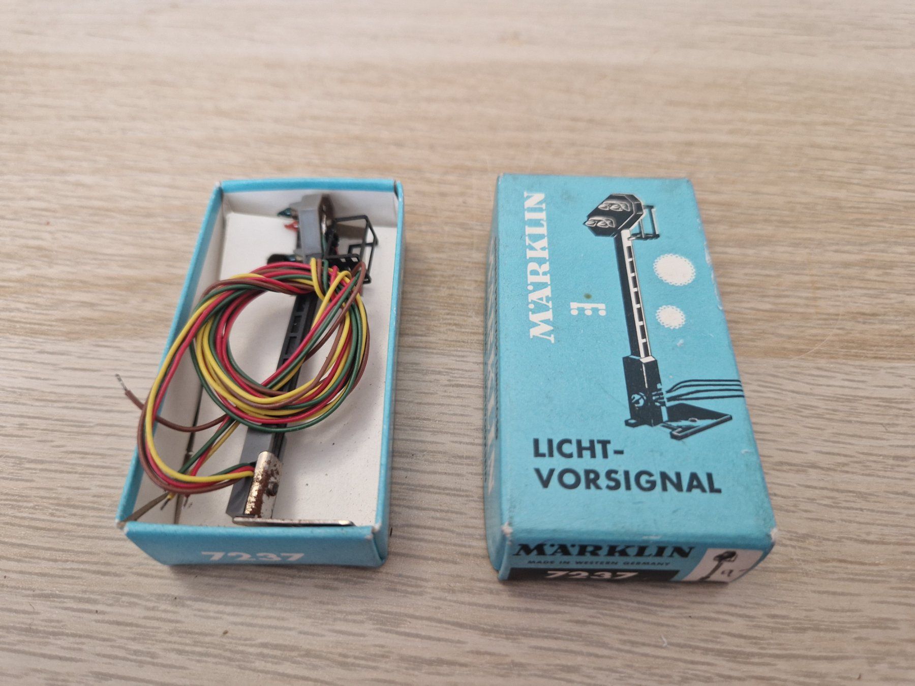 Märklin Modelleisenbahnen: Märklin 7237 Lichtvorsignal H0 – Gebraucht aus St-Aubin-Sauges von tantome