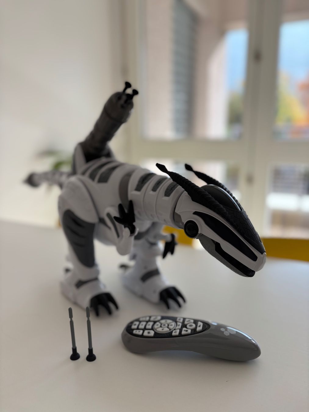 Giocattoli: Dinosaur robot télécommandé avec télécommande – Usato da Veyrier venduto da MargaritaR