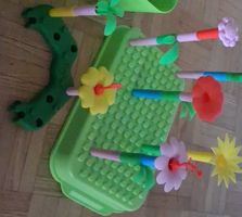 Blumensteckspielzeug Grüne Basis mit Blumen und Stöcken