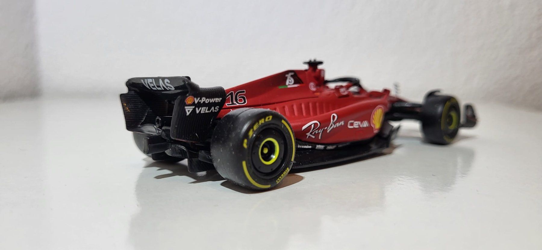 Bburago Modellautos: Formel 1          Redbull und Ferrari    1/43 – Neu (gemäss Beschreibung) aus Bottenwil von Toyscout 9