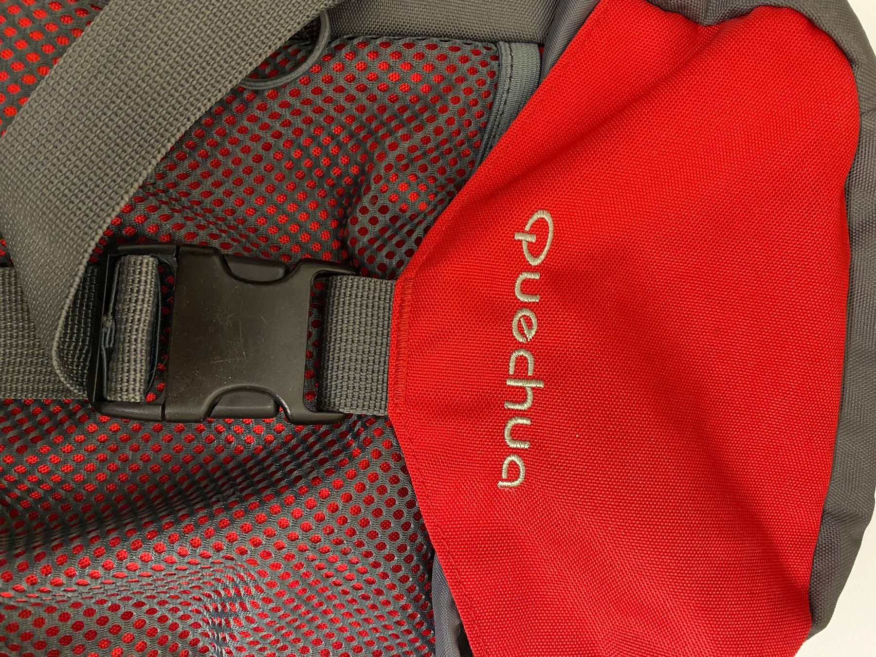 Decathlon Zaini: Quechua Red Hiking Backpack 30L – Usato da Zürich venduto da maferv_23 1