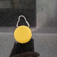 Paris: Macaron-Anhänger Gelb., Neu