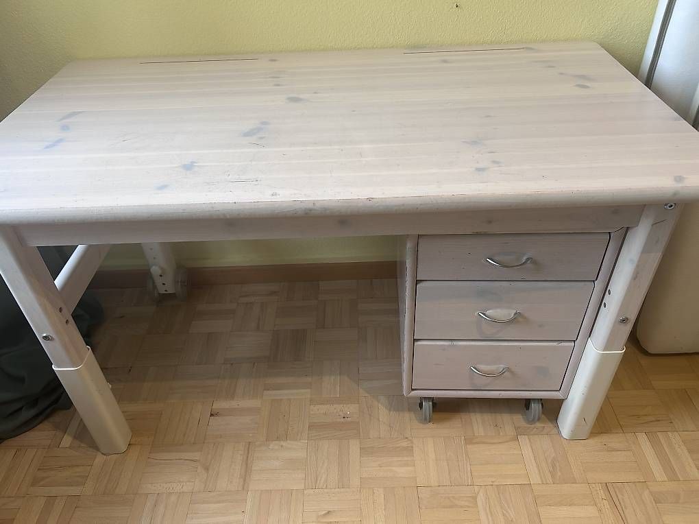 Scrivanie: Kinderschreibtisch mit Schubladen & Stuhl – Usato da Zürich venduto da Jeannine81 3
