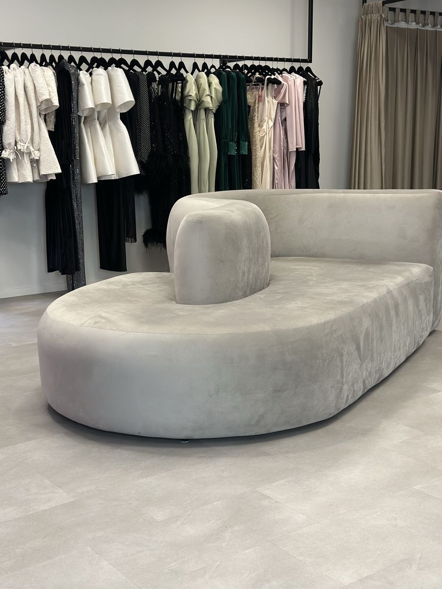 Divani: Einzigartiges Designer-Sofa aus Samt – hellgrau – Usato da Mörschwil venduto da i.schaepper 2