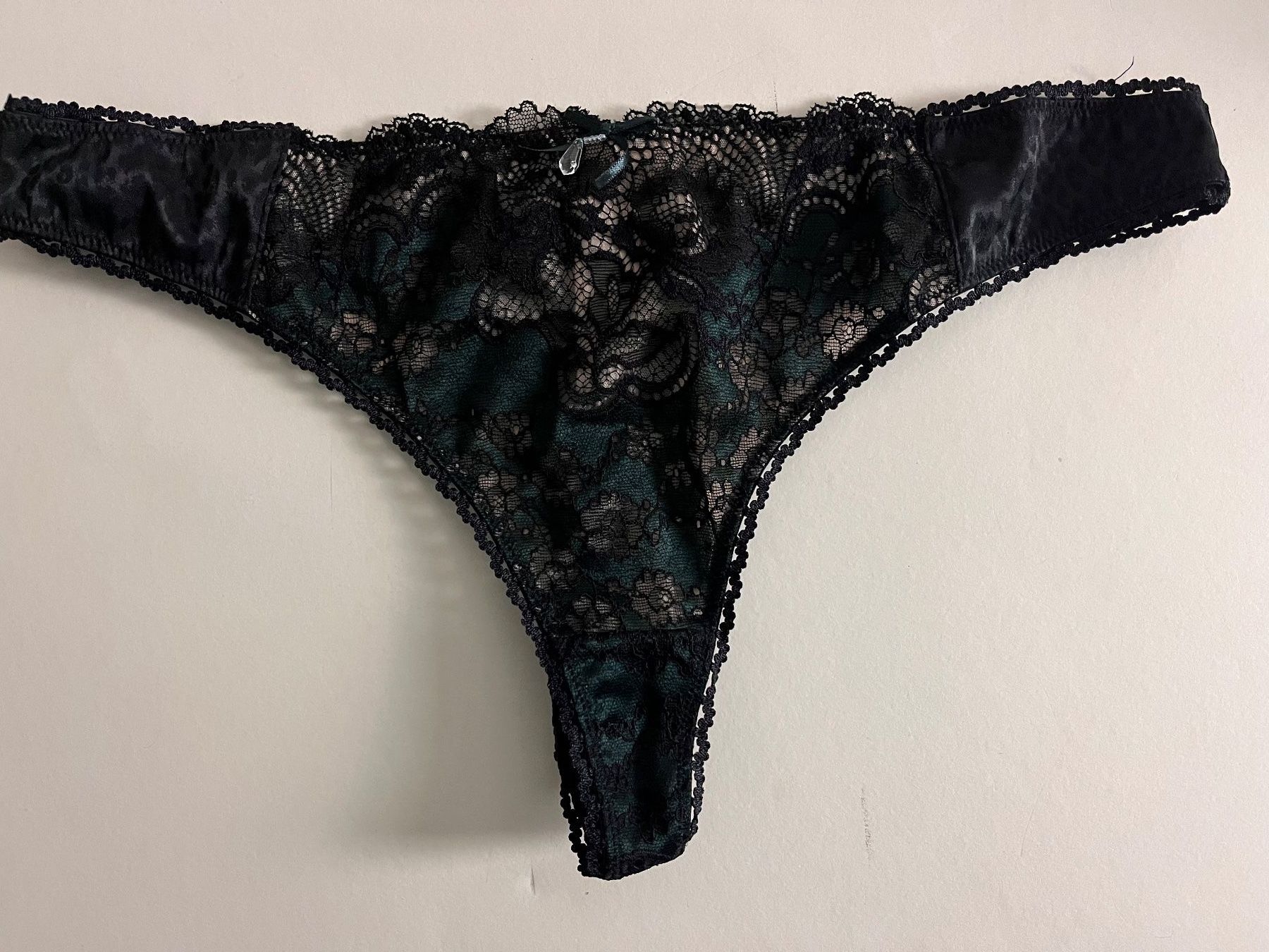 Altra biancheria intima: PLEASURE STATE, String DAKOTA PRIMROSE, Gr. L, Schwarz/Grün – Nuovo e nell'imballaggio originale da Rudolfstetten venduto da gst_g7xl