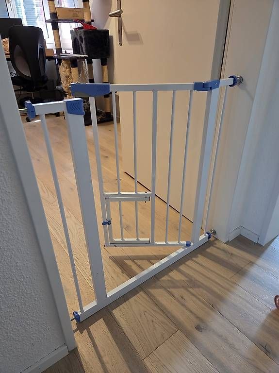 Sicherheit: Kesser Türschutzgitter Blau 74-87cm – Gebraucht aus Meggen von pirmins 2