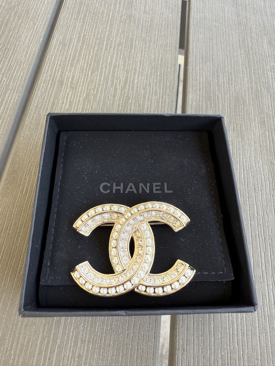 Chanel Spille & Fermagli: CHANEL CC Brosche Gold mit Perlen & Kristallen – Nuovo (secondo la descrizione) da Muttenz venduto da jus_nkk2 1