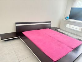 Bettgestell mit Nachttischen